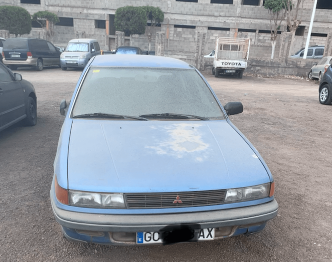 Imagen de uno de los vehículos abandonados en la Plaza del Progreso (Foto TA)